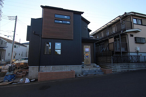 【外観】　洗練された雰囲気が漂い、暮らしのシーンをそっと引き立てる。そんな控えめな美しさをまとった住まいです。