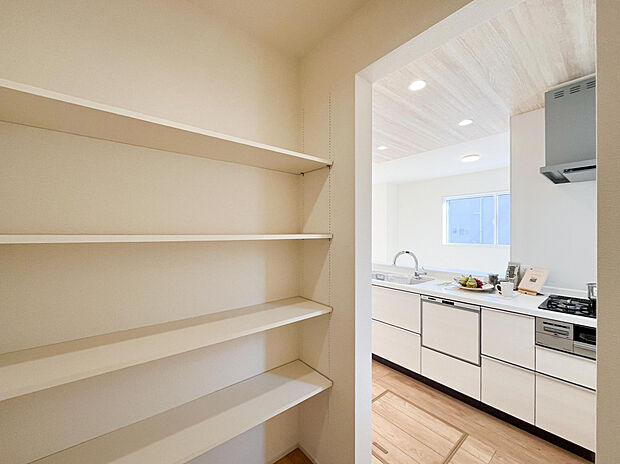 【【1号棟　キッチン・パントリー】】可動棚を備えたパントリーを完備。食品や日用品をすっきりと整理できるつくりになっています。調理や片付けの流れが整い、キッチンまわりがより快適に感じられるスペースです。