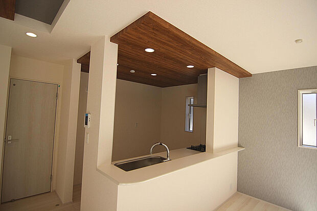 【【4号棟　キッチン】】開放的な空間を演出する折上天井や対面キッチンを採用したブルーミングガーデンこだわりの「3・4LDK」の住宅です。広々とした間取りで家族時間をゆったり楽しめます◎