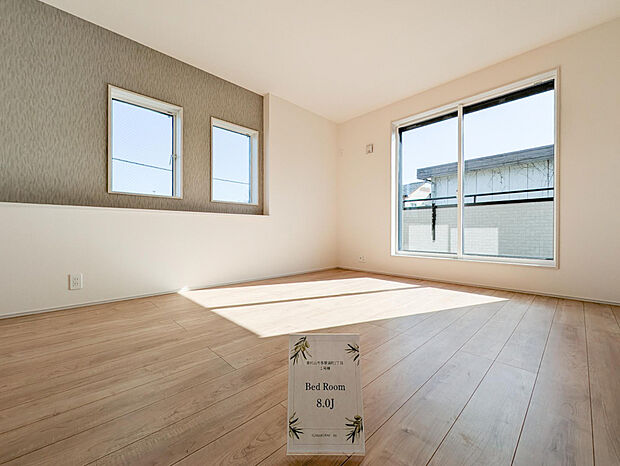 【【2階　洋室（8帖）】】アクセントクロスが印象的な一日の疲れをゆっくり癒せる空間。クローゼットを備え、2部屋から行き来できる続きバルコニーへも出られる便利なレイアウトです。