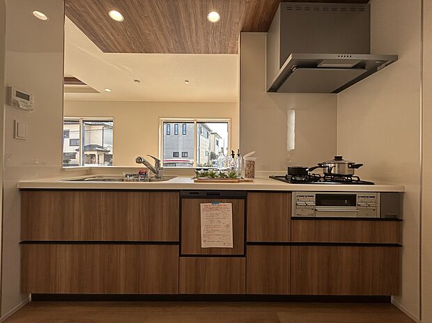 4号棟 対面キッチンは料理をしながらお子様の様子も見れるため、小さいお子様のおられるご家族に最適です♪