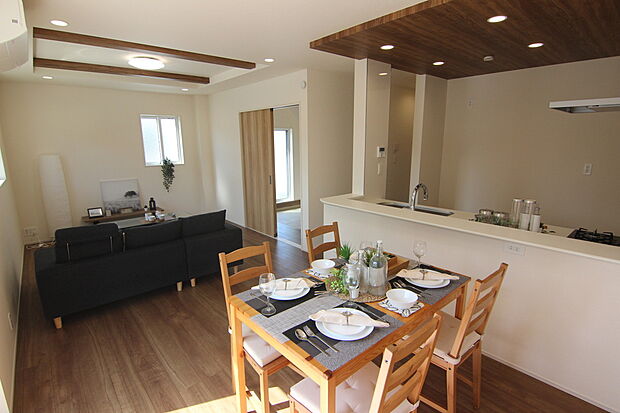 2号棟　LDK（17.125帖）は折上げ天井を採用し、明るく広々空間を演出しています♪