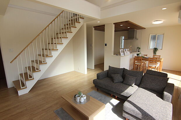 1号棟LDK
リビングイン階段がオシャレ♪