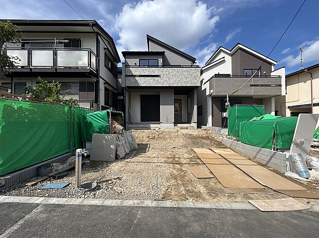 【外観(3)】2号棟外観 低層住宅街に馴染む佇まい。周囲との調和を大切にした設計が魅力です。