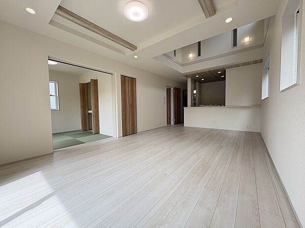 【2号棟　LDK】LDKに隣接した和室にも収納があり綺麗に片付きそうです◎