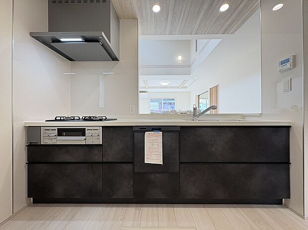 【2号棟　キッチン】3口ガスコンロに収納スペースも多く、主婦の皆さんの毎日の調理時間を快適に♪