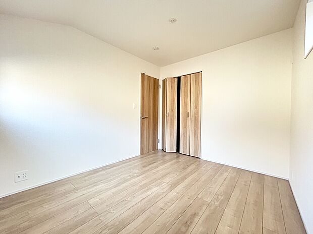 【洋室5.25帖】クローゼットは全居室あるため、各部屋で荷物を整理できます◎