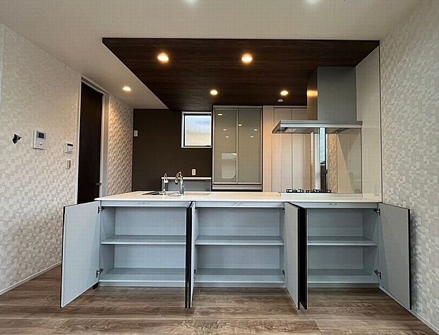 【キッチン】リビング側に便利な収納完備!普段使いのお薬やお子様のおもちゃをすぐ取り出せて便利!キッチン上部は折下天井を採用、高級感あふれるデザイン、お洒落で機能的な空間を実現します!