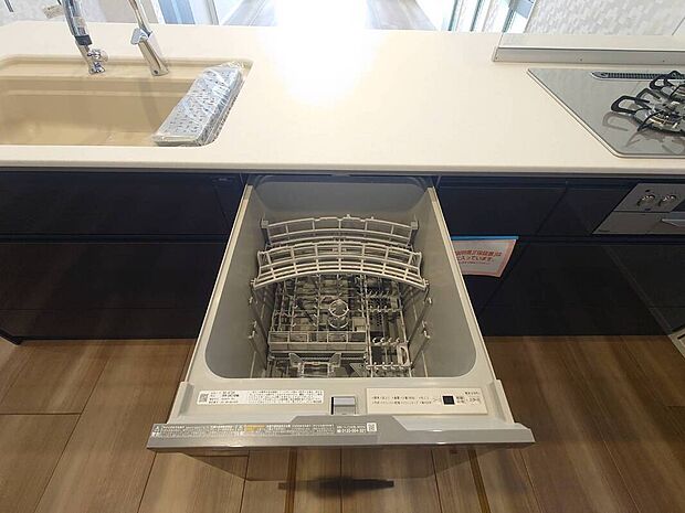 【食洗機】メーカー:リンナイ 深型タイプ
収納食器数47点 この食洗機なら、一度に約47点の食器をスッキリ洗えます!忙しい毎日でも、簡単にキッチンをキレイに保てる頼もしいパートナーです!