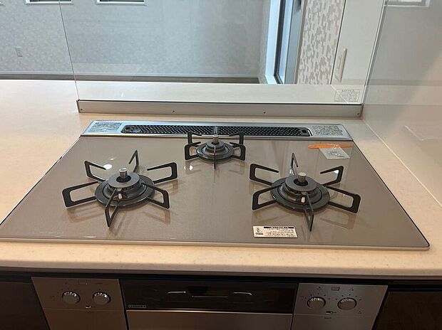 【ガスコンロ】メーカー：パロマ　
ガラスタイプの３口コンロは耐久性とお掃除のしやすさを兼ね備えた「暮らしに寄り添う」コンロです！グリル排気口はアイランド構造で、ひろびろ×スッキリ！