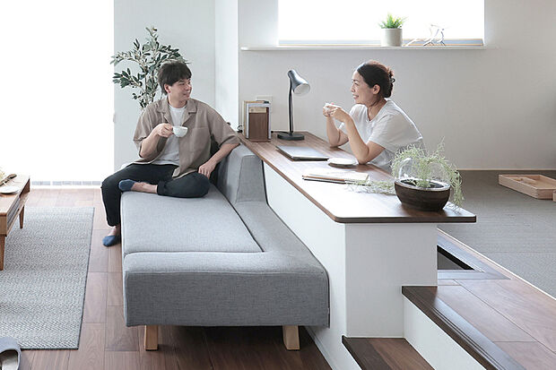 リビングの一角を小上がりにしたステージリビング。リビングやキッチンにいる家族の気配を感じながら、ゆるやかにゾーニングされた段差空間で仕事や勉強などの自分時間を満喫できます。