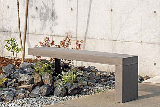 【コミュニティベンチ】街区内道路に面した一角にベンチを設けています。気軽に腰かけておしゃべりを楽しむことができます。