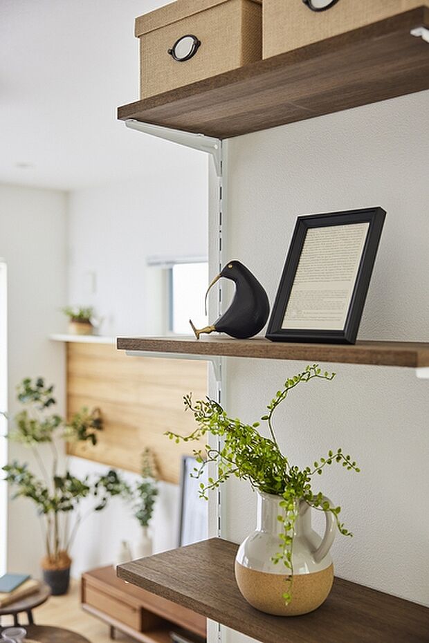 【カスタムシェルフ】お気に入りの写真や小物、お洒落な雑誌など、飾るものに合わせて棚の高さを変えることができます。