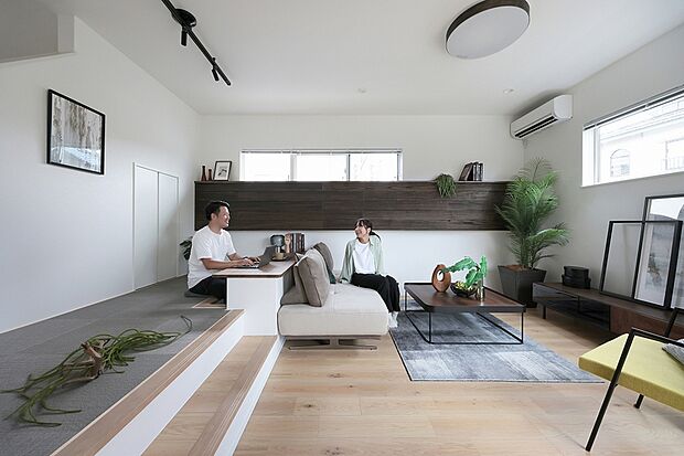 【家族と触れ合いながら自分時間を愉しめる空間】リビングと段差でゆるやかに境界を設けたステージリビング。家族と程よい距離を保ちながら堀机のカウンターで仕事や勉強、趣味などを楽しめます。
