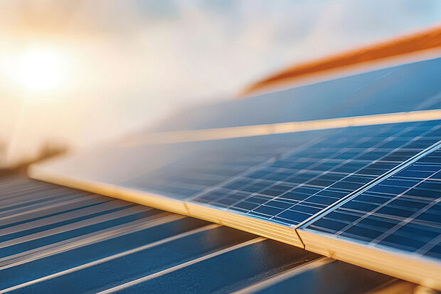 【【太陽光発電システム 全棟標準】】高出力・高効率の太陽光パネルを搭載。太陽光で発電した電気を優先的に自家消費し、余った分は電力会社に売却します。ハイブリッド給湯器PV活用モードとの連携でさらに光熱費を抑えることが可能です。