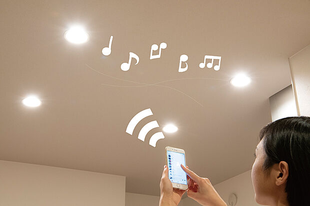 【【スピーカー付ダウンライト】】リビングの照明としての役割に加え、Bluetoothで接続して手軽に音楽を再生できるスピーカー付きダウンライト。