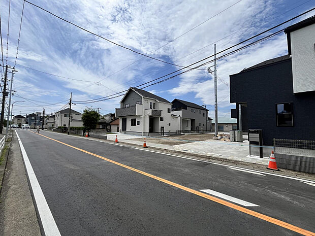 前面道路は広く協定道路と相まって解放感を感じられる現場です。　