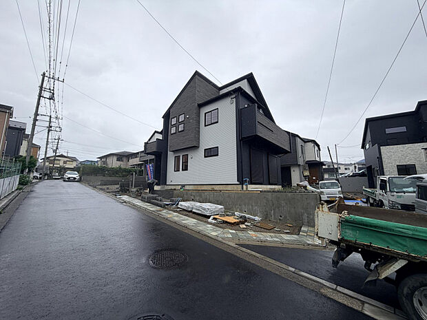 周辺は居住者のみの利用のため交通量が少なく、車の出入りもスムーズに行えます。静けさと安心を両立した住まい。　