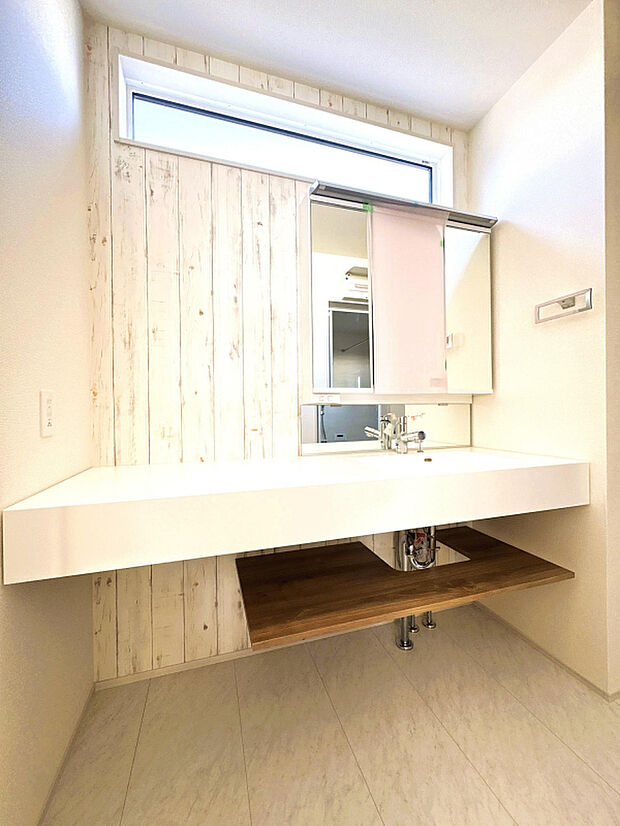 【1号棟　洗面台】三面鏡シャンプードレッサー付きの洗面化粧台で朝の身だしなみもバッチリです。