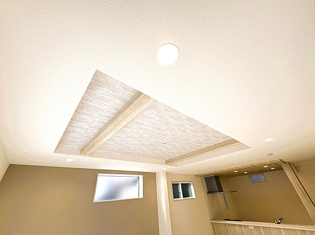 【折上天井】リビングには折り上げ天井あり！リビング空間のアクセントになっております！シーリングファンなど設置しても良いですね！