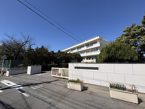 平方小学校（約718m）