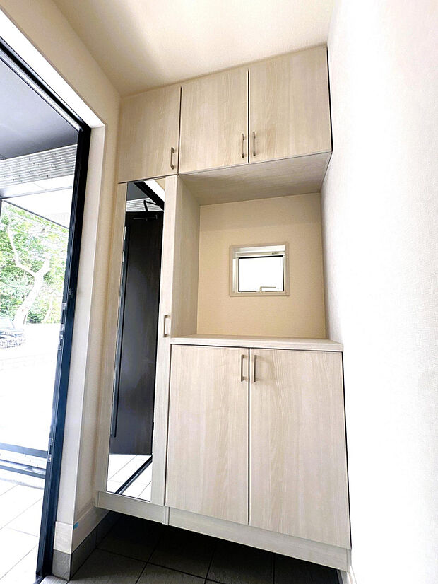 【玄関収納】大容量の玄関収納には大きなミラー付！お出かけ前の身だしなみチェックもできます！