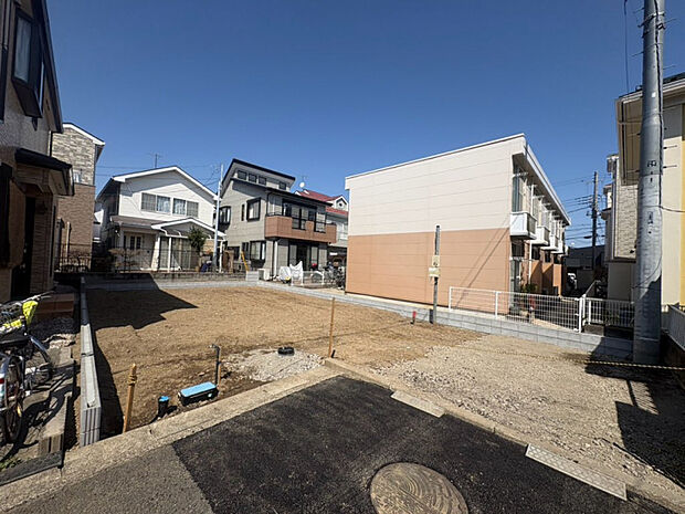 並列で普通車を2台駐車頂けます！　