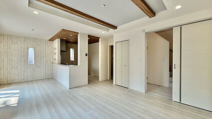 白を基調にしたリビングは、木のぬくもりを感じ落ち着いた空間に