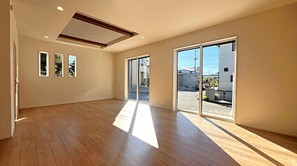 日当たりの良いリビングは陽が差し込み明るいです。