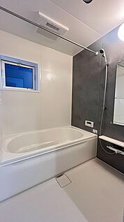 日々の疲れを癒す浴室は足を伸ばせゆったり過ごせます。