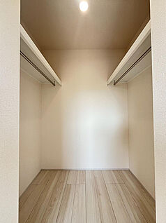 ウォークインクローゼットは収納力があり部屋の中がスッキリしま