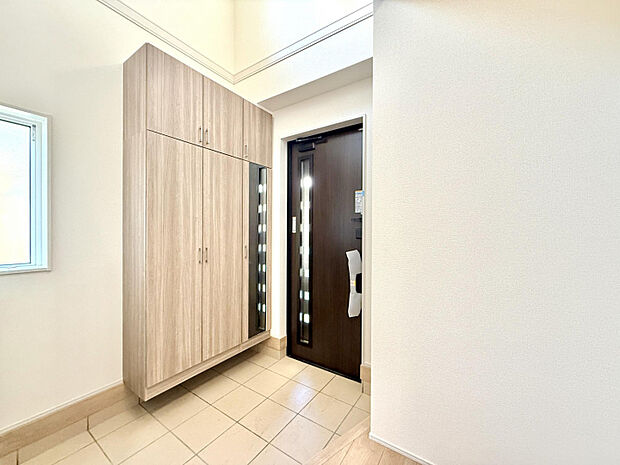 玄関　身だしなみチェックに便利な姿見付きのシューズボックス。