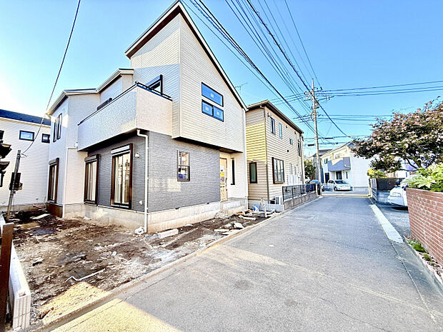 前面道路含む現地写真　第一種低層住居専用地域に位置し、周辺は住宅が建ち並ぶ落ち着いた住環境。暮らしに便利なロケーションは子育て世帯にもおすすめです。