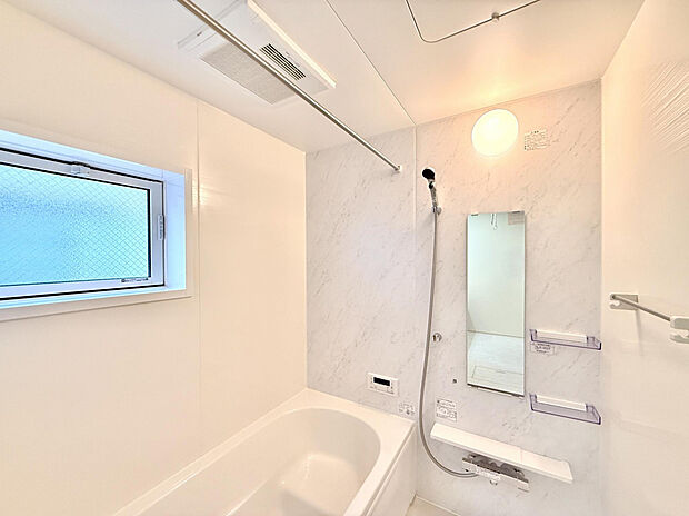 【浴室】ゆったりとした浴槽で、お子様との入浴時も快適です。小窓があり、入浴後や掃除の際に自然換気がスムーズに行えます。