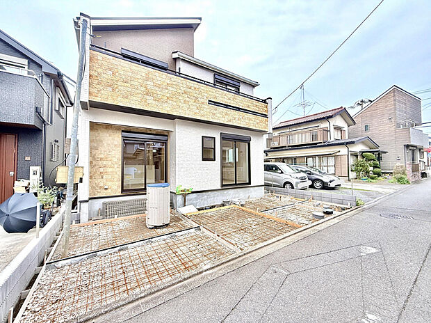 【前面道路含む現地写真】教育施設・買い物施設がバランスよく点在し、子育てや新生活を始めやすいロケーションです。