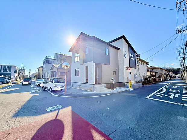 【前面道路含む現地写真】前面道路は、幅員約6.0m～約6.4mの公道に面しています。