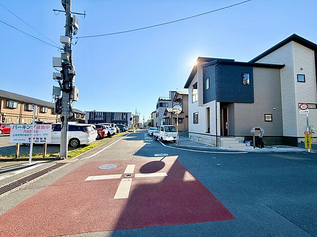 【前面道路含む現地写真】車同士のすれ違いもスムーズに行える、ゆとりある広さの道路幅です。