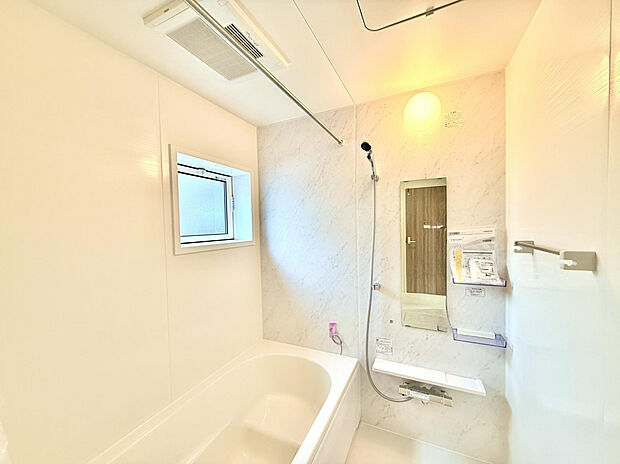 【浴室】浴室には窓があり、自然換気が可能。気軽に空気の入れ替えができ、湿気対策としても効果的です。