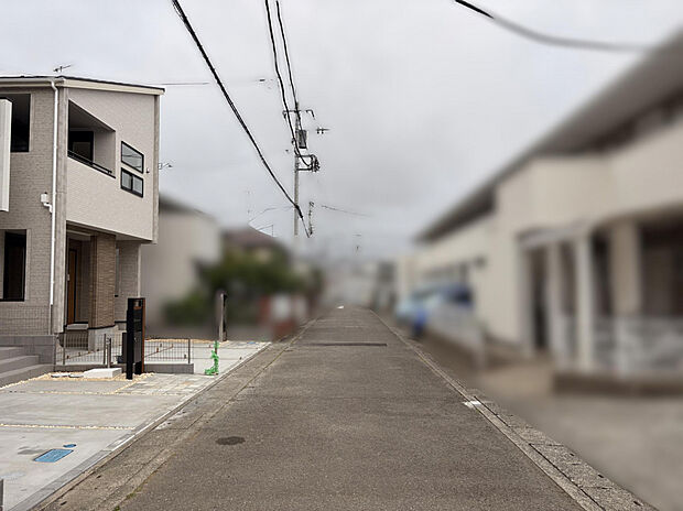 【前面道路含む現地写真】前面道路は南側幅員約5.0m。2台分のカースペースを確保しています（車種による）。