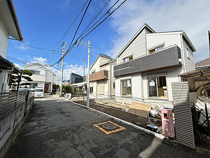 前面道路含む外観写真