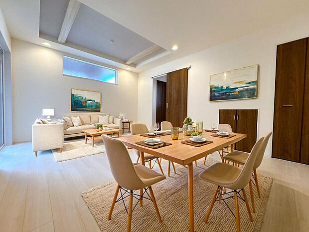 【リビング】ゆったりリビング！シャッター、折上天井と設備も充実です♪　※家具等はCGで加工しており、イメージとなります。家具付き販売ではございません。