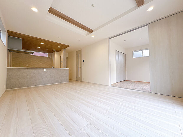 【LDK（16.50帖）】アクセントクロス＆折上天井を施した開放感のあるLDK。心地よい空間で、ゆったりと家族団欒のひとときをお過ごしいただけます。　