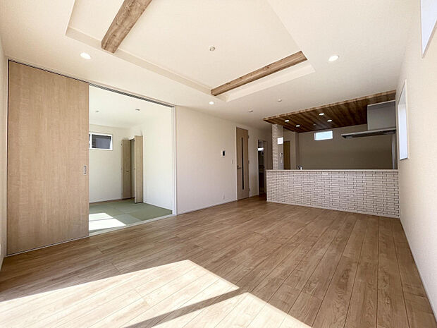 【LDK（16.75帖）】アクセントクロス＆折上天井を施した開放感のあるLDK。心地よい空間で、ゆったりと家族団欒のひとときをお過ごしいただけます。　