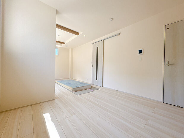 【LDK（18.25帖）】ご家族が自然と顔を合わせる対面式キッチンとリビングイン階段を採用◎コミュうにーションが生まれやすい間取りです。　