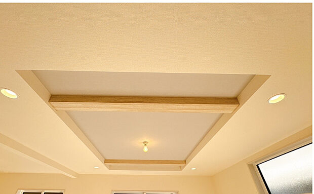 【折上天井】開放感を演出する折上天井。天井に立体感を持たせることで、空間に広がりと上質感をプラスしています。　（※未完成現場の為、写真は同仕様・同色の完成現場のものになります）