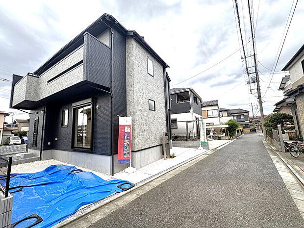【外観写真】カースペース2台分を確保したゆとりある敷地。落ち着いた住宅地に位置し、穏やかな住環境が広がります。　