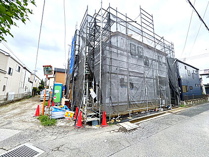 【外観写真】カースペース2台分を確保。前面道路約4.0mに面