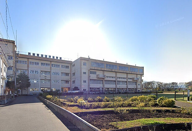 上戸小学校（約1,300m）
