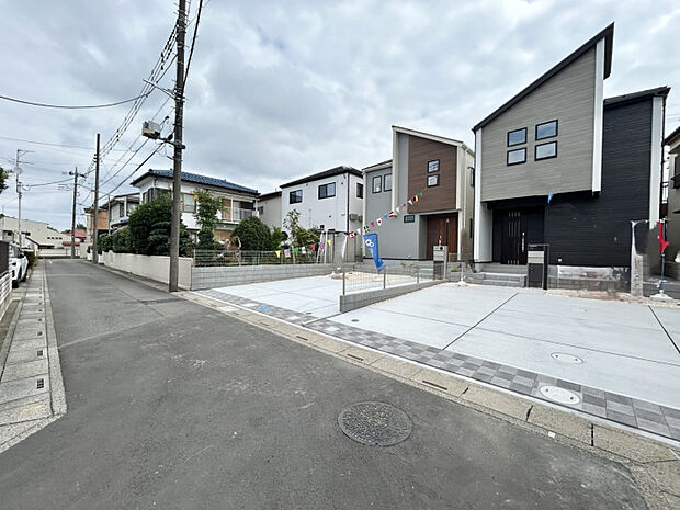 前面道路含む外観　