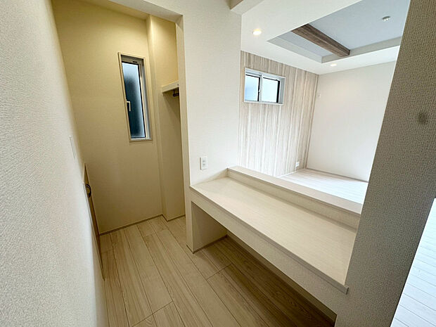 【1号棟:スタディースペース】リビングにカウンターを設け、テレワークや勉強スペースとしてお使いいただけます。